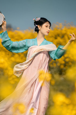 一边亲下边一面摸下奶